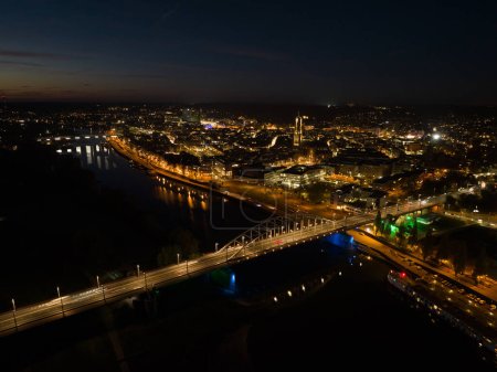 Téléchargez les photos : Arnhem ville aux Pays-Bas la nuit Drone aérien. Centre-ville, Rhin et l'église, Eusebiuskerk, John Frost Bridge, skyline et l'infrastructure, le centre-ville. - en image libre de droit