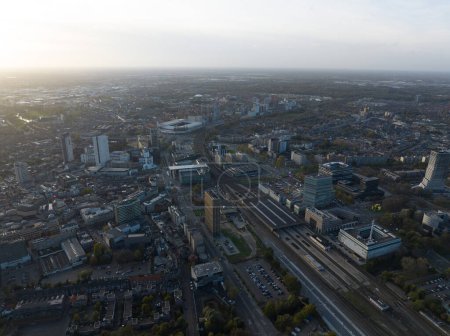 Foto de Eindhoven, 2 de noviembre de 2022, Países Bajos. Centro de la ciudad interior skyline, ferrocarril roadstation Philips edificios, PSV estadio e infraestructura. - Imagen libre de derechos