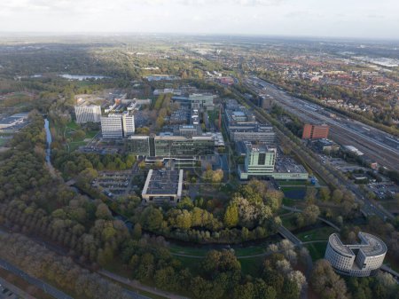 Foto de Eindhoven, 2 de noviembre de 2022, Países Bajos. Universidad de Tecnología de Eindhoven. Edificios de instalaciones del campus de ciencias académicas conocimiento técnico educación e investigación - Imagen libre de derechos