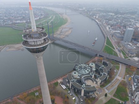 Foto de Dusseldorf skyline ciudad vista aérea, rin del río, puente Rheinknie, Rheinturm observación atracción turística y torre de radiodifusión. - Imagen libre de derechos