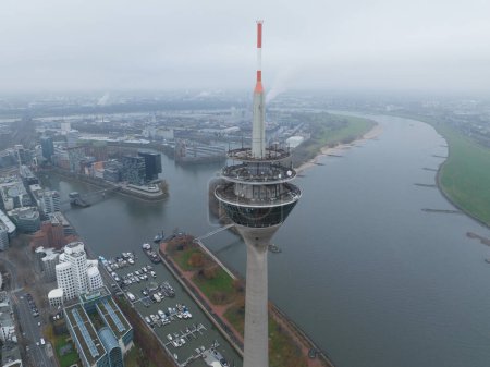 Foto de Dusseldorf skyline ciudad vista aérea, rin del río, puente Rheinknie, Rheinturm observación atracción turística y torre de radiodifusión. - Imagen libre de derechos