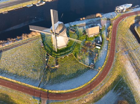 Foto de Strijkmolen E en Ouddorp nead Alkmaar, roble molino de pólder octogonal construido en 1630. Los molinos de planchar no drenan pólderes, sino que muelen el agua de un depósito a otro. - Imagen libre de derechos