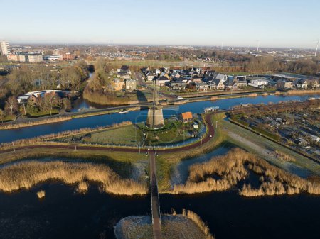 Foto de Strijkmolen E en Ouddorp nead Alkmaar, roble molino de pólder octogonal construido en 1630. Los molinos de planchar no drenan pólderes, sino que muelen el agua de un depósito a otro. - Imagen libre de derechos