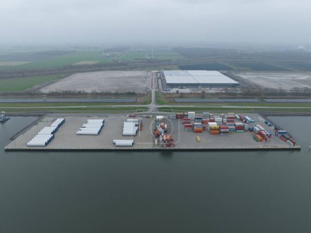 Foto de Lelystad, 3 de diciembre de 2022, Países Bajos. CTU Flevokust. Terminal de almacenamiento y transbordo hacia el puerto de Rotterdam y Amberes. - Imagen libre de derechos