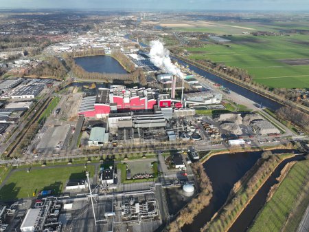 Foto de Aerial drone video provides a birds eye view of a waste burning plant, showcasing the process and technology used to convert waste into energy and reduce pollution. Top down view. - Imagen libre de derechos