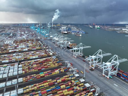 Foto de Rotterdam, 19th of January 2023, The Netherlands. Get a unique perspective of the busiest port in Europe with an awe-inspiring aerial drone photo. - Imagen libre de derechos