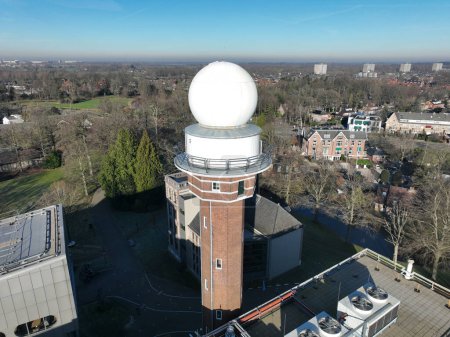 Téléchargez les photos : De Bilt, 8 février 2023, Pays-Bas. Obtenez une perspective unique du paysage rural et de l'architecture moderne de la tour météorologique KNMI, une balise de précision et de précision en météorologie. - en image libre de droit