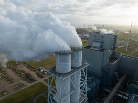 Foto de Eemshaven, Het Hogeland, 26 de diciembre de 2022. Primer plano de la central eléctrica Eemshaven RWE y las pilas de humo. Vídeo aéreo de drones. - Imagen libre de derechos