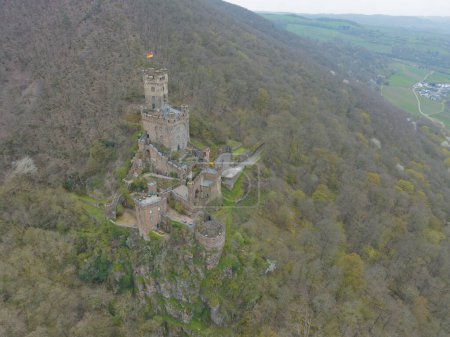Foto de Castillo de Rheinstein, también llamado Castillo de Voitsberg o Castillo de Vaitzburg, es un castillo de estímulo en el Alto Valle del Rin Medio en el municipio de Trechtingshausen en el distrito de Mainz-Bingen en - Imagen libre de derechos
