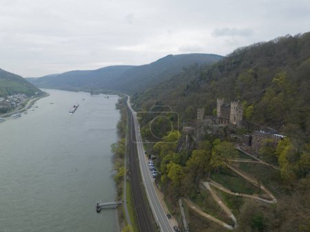 Téléchargez les photos : Le château de Burg Rheinstein, c'est l'un des châteaux les plus grands et célèbres sur le Rhin en Allemagne. Vidéo de drone aérien. Vue du haut vers le bas. - en image libre de droit