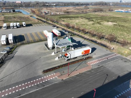 Foto de Nieuwegein, 8 de febrero de 2023, Países Bajos. Maravíllese con la tecnología de vanguardia en este impresionante video aéreo del punto de carga de GNL en Nieuwegein. - Imagen libre de derechos