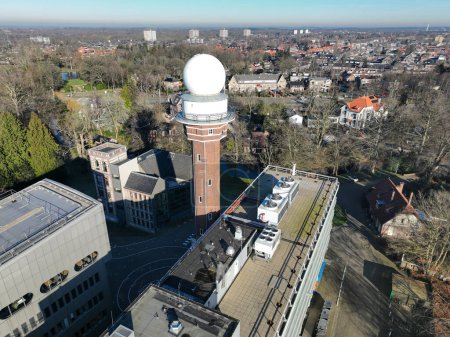 Téléchargez les photos : De Bilt, 8 février 2023, Pays-Bas. Obtenez une perspective unique du paysage rural et de l'architecture moderne de la tour météorologique KNMI, une balise de précision et de précision en météorologie. - en image libre de droit