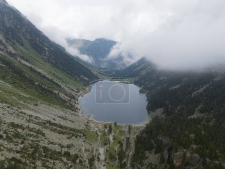 Téléchargez les photos : Lac de Gaube est un lac des Pyrénées françaises, situé dans le département des Hautes Pyrénées, près de la ville de Cauterets. France - en image libre de droit