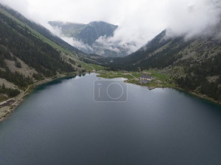 Téléchargez les photos : Le lac de Gaube est un magnifique lac de montagne, situé à une douzaine de kilomètres au sud de la ville de Cauterets. La France. Vue aérienne du drone. - en image libre de droit