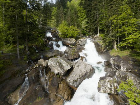 Téléchargez les photos : Drone survolant et proche d'une cascade d'eau sauvage dans les Pyrénées françaises. - en image libre de droit
