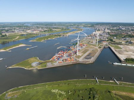 Foto de Nijmegen, 3 de junio de 2023, Países Bajos. Terminal Nijmegen, dirigida por una compañía llamada BCTN Nijmegen a lo largo del río Waal. Foto del dron aéreo. - Imagen libre de derechos
