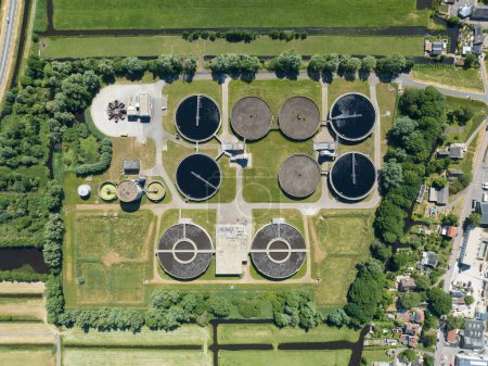 Téléchargez les photos : Vidéo aérienne de drone de haut en bas d'une usine de traitement d'eau à Gouda, Pays-Bas. - en image libre de droit
