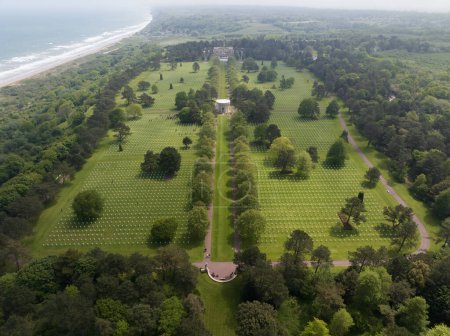 Téléchargez les photos : Drone photo du cimetière américain ww2 en Normandie, France. - en image libre de droit