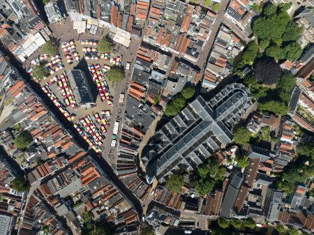 Téléchargez les photos : Hôtel de ville, église et centre-ville Gouda. Vue aérienne du drone. - en image libre de droit