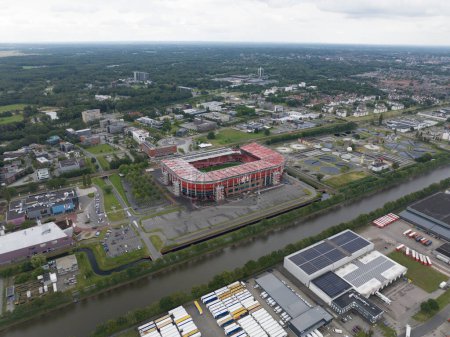 Foto de Enschede, 19 de julio de 2023, Países Bajos. Grolsch Veste, el estadio del club de fútbol Eredivise, FC Twente. Vista aérea del dron. - Imagen libre de derechos
