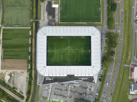 Téléchargez les photos : Vue aérienne du haut vers le bas sur un stade de football à Almelo aux Pays-Bas. - en image libre de droit