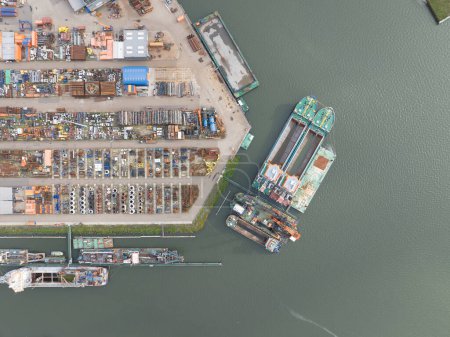 Foto de Sumérgete en el fascinante panorama del bullicioso puerto de Moerdijks, capturado desde una espectacular perspectiva de arriba hacia abajo. - Imagen libre de derechos