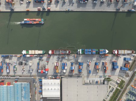 Foto de Embárcate en un apasionante viaje por encima de la bulliciosa terminal de contenedores del Puerto de Moerdijks. - Imagen libre de derechos