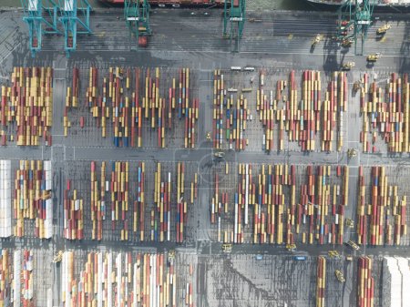 Foto de Amberes, 12 de agosto de 2023, Bélgica. Vista de arriba hacia abajo de la terminal de contenedores en el puerto de Amberes. Operaciones portuarias. - Imagen libre de derechos