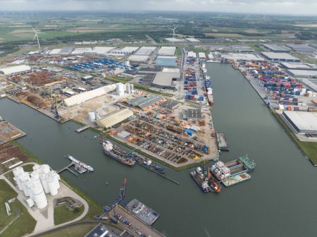 Foto de Moerdijk, 3 de agosto de 2023, Países Bajos. Van Oord contratista marítimo internacional en el puerto de Moerdijk. Vista del dron de Aerila. - Imagen libre de derechos