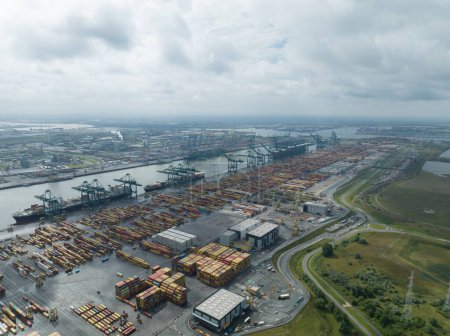 Foto de Amberes, 12 de agosto de 2023, Bélgica. Vista de arriba hacia abajo de la terminal de contenedores en el puerto de Amberes. Operaciones portuarias. - Imagen libre de derechos
