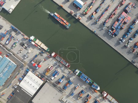 Foto de Vista aérea de arriba hacia abajo de la terminal de contenedores en el puerto de Moerdijk. Naves en el puerto. - Imagen libre de derechos