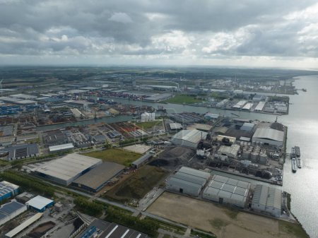 Foto de Moerdijk, 3 de agosto de 2023, Países Bajos. Puerto de Moerdijk, gran puerto de los Países Bajos. Vista aérea del dron. - Imagen libre de derechos