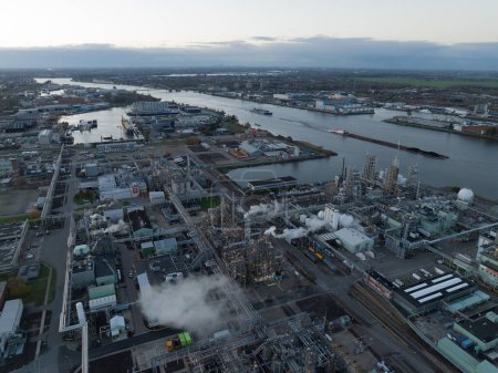 Foto de Vista aérea de drones de una instalación industrial que produce sustancias perfluoroalquilo y polifluoroalquilo, PFAS - Imagen libre de derechos