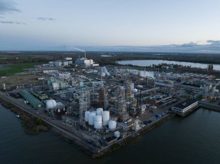 Foto de Vista aérea de una planta de producción de polymere en Dordrecht, Países Bajos por la noche. - Imagen libre de derechos