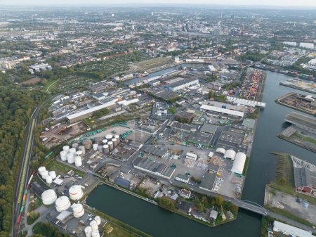 Téléchargez les photos : Vue aérienne par drone sur le port industriel de 2023, Dortmund, Allemagne. - en image libre de droit