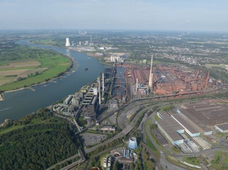 Foto de Industria siderúrgica en Alemania. Grandes altos hornos, industria metalúrgica. - Imagen libre de derechos