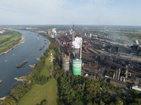 Foto de Industria siderúrgica en Alemania. Grandes altos hornos, industria metalúrgica. - Imagen libre de derechos