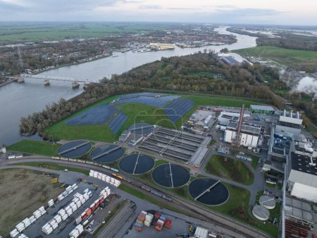 Foto de Planta de tratamiento de aguas residuales en Dordrecht, Países Bajos. Vista aérea del dron. - Imagen libre de derechos
