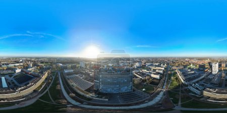 Foto de 17 de diciembre de 2023, Delft, Países Bajos. Panorama Imagen de 30 esferas del campus universitario TU Delft en los Países Bajos. - Imagen libre de derechos