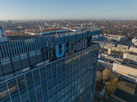 Foto de Delft, Países Bajos, 17 de diciembre de 2023. Fachada del campus universitario TU Delft en los Países Bajos. Logotipo de TU Delft. - Imagen libre de derechos