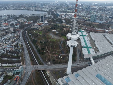 Téléchargez les photos : Tour de télévision de Hambourg, Allemagne. Repère emblématique de la ville. Tour de télécommunications. Vue aérienne du drone. - en image libre de droit