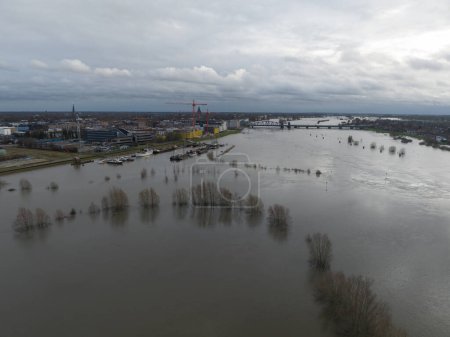 Téléchargez les photos : Inondations aux Pays-Bas, élévation du niveau des eaux. Haute mer, rivière débordant d'eau. Vue aérienne du drone. - en image libre de droit