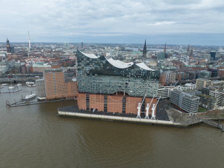 Foto de Edificio exterioir de la Filarmónica del Elba una sala de conciertos en la ciudad alemana de Hamburgo, Alemania. Monumento en el horizonte de la ciudad. - Imagen libre de derechos
