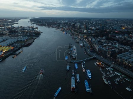 Die Elbe fließt durch Hamburg, eine Großstadt in Deutschland. Stadtsilhouette und Stadtübersicht.