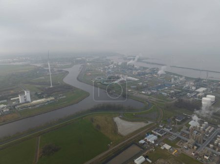 Téléchargez les photos : Port de Delfzijl dans le nord des Pays-Bas, l'un des grands ports maritimes en Hollande. port industriel, activités maritimes, logistique et commerce. Oiseaux vue d'oeil. - en image libre de droit