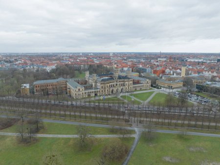 Foto de Universidad de Hannover, edificio exterior. Vista aérea del dron. - Imagen libre de derechos