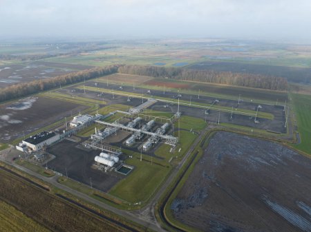 Extracción de gas natural en uno de los campos de gas más grandes de Europa. Instalación industiral en la parte superior del campo.