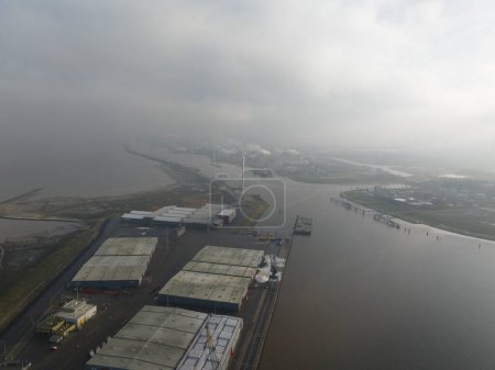 Téléchargez les photos : Port de Delfzijl dans le nord des Pays-Bas, l'un des grands ports maritimes en Hollande. port industriel, activités maritimes, logistique et commerce. Oiseaux vue d'oeil. - en image libre de droit