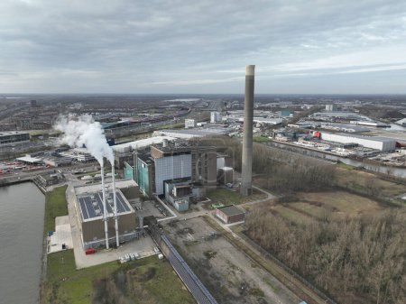 Foto de Utrecht, Países Bajos, 7 de febrero de 2024: Pilas de humo en Centrale Lage Weide operado por Eneco, empresa de servicios públicos y energía. Suministros de electricidad para hogares. - Imagen libre de derechos