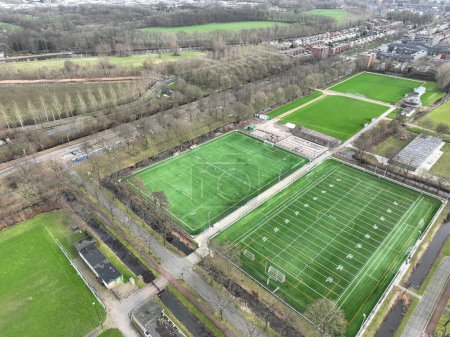 drone aérien vidéo de sports amateurs et de loisirs aux Pays-Bas. Clubs et terrains de sport, hébergement et installations, soccer et football américain. Aérien.